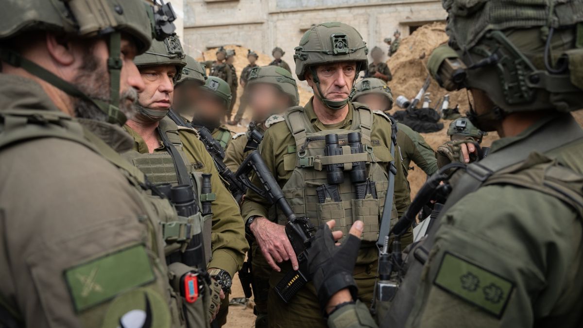 Izrael vtrhl do nemocnice v Chán Júnisu, zatkl tam přes 20 lidí a hledá rukojmí